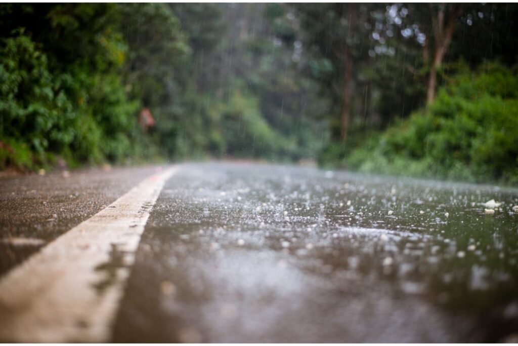 Route sous la pluie